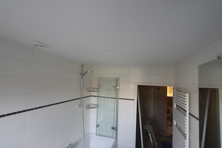 Verbouwing Week 13 badkamer plafond geschilderd;